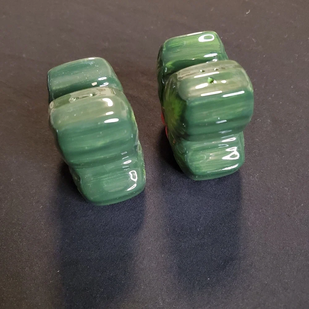 Christmas Holiday Holly Leaf Green Ceramic Salt and Pepper Shakers 3